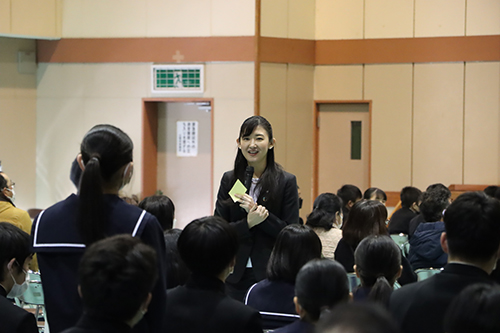 中学生の質問にも笑顔で答えた坪内さん。