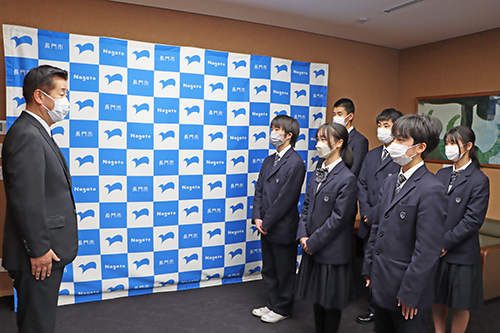 江原市長が激励のことばを送る