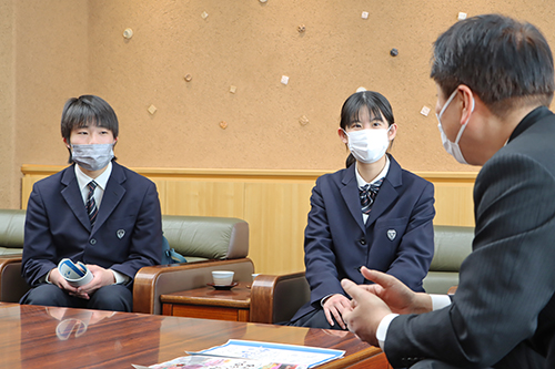 生徒たちは市長と笑顔で歓談