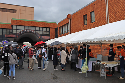地元産品や高校生が商品開発にかかわった「ワサビ」を使った商品も販売された。