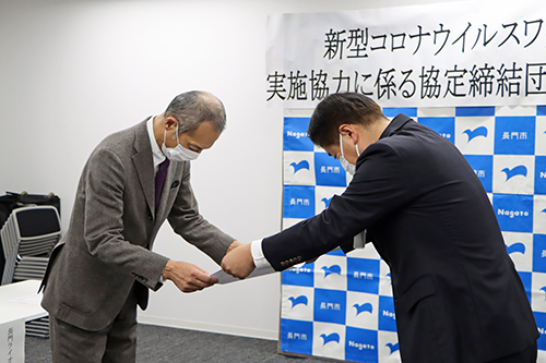 江原市長から団体の代表者に感謝状が手渡された