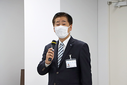 江原市長はボランティアの協力に感謝の言葉を述べた