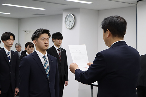 江原市長から辞令が一人ひとりに手渡された