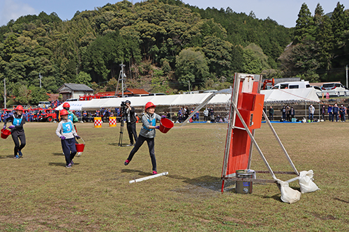 女性の部では水バケツ消火競技が行われた