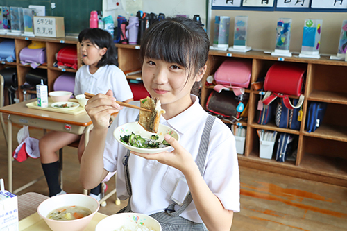 子どもたちは仙崎トロあじのから揚げを美味しく食べた