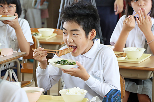 「やわらかくて美味しい」と感想を話した