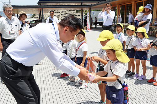市長からお礼としてジュースやクリアファイルをプレゼント