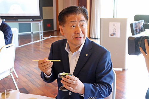 メディアからのインタビューに対し、味の感想を話す江原市長