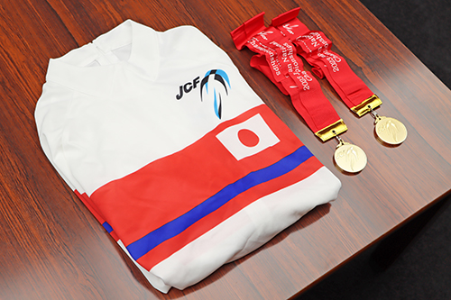 総合優勝者のみが貰えるジャージとメダル