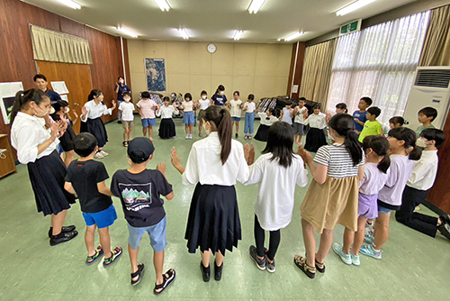 最後はみんなで「幸せなら手をたたこう」を歌った