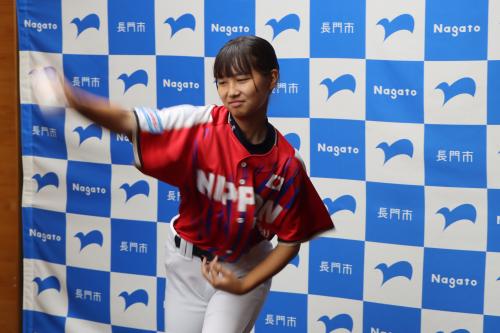 投球フォームを披露してくれた岡藤さん
