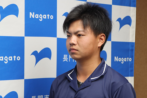 小川さんは江原市長に上位入賞を報告