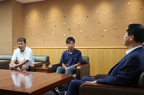 小川さんは高校最後の国体では一打一打丁寧に悔いの残らないようにプレーしたいと話した
