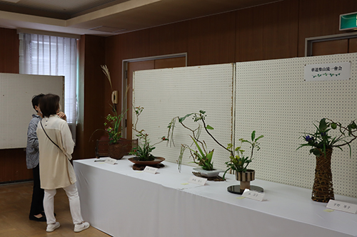 館内には生涯学習団体などの展示も
