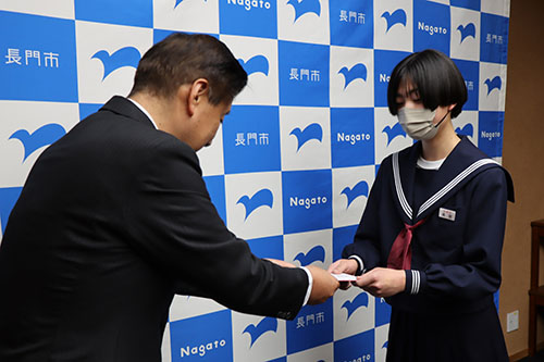 江原市長から激励費が送られる