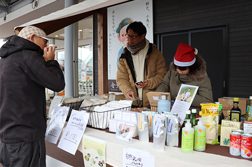 さまざまな有機農産物や加工品が販売された