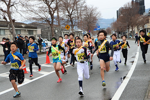 八坂神社前を一斉にスタートする一般女子・中学高校女子・小学生の部の選手たち