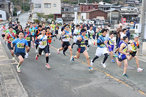 一般男子・中学高校男子は通大湊交差点をスタート