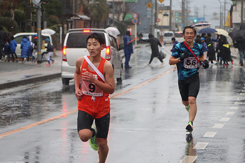 雨が降る中、力走を見せた選手たち