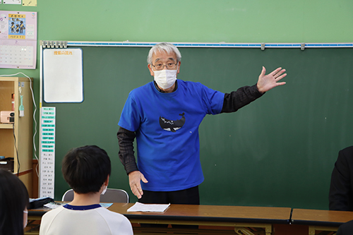 くじら資料館の山田館長が講話を行った