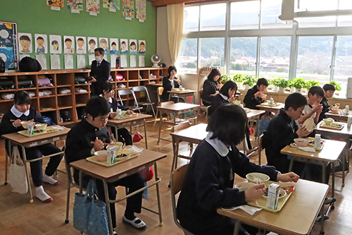 児童は「香ばしくて美味しかったです」と感想を話した