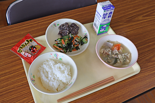 今日の献立（くじらの竜田揚げ、けんちん汁、わかめの酢の物、節分豆、ご飯、牛乳）