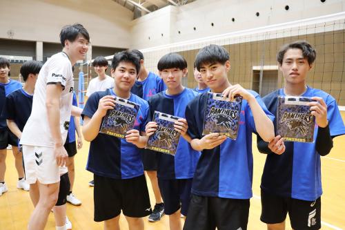 選手から生徒全員にタオルがプレゼント