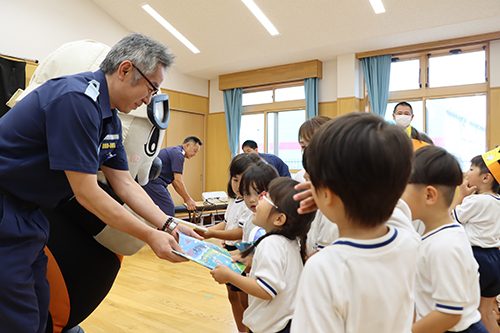 紙芝居と絵本が贈呈されました