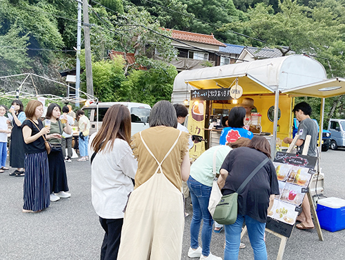 キッチンカーも大盛況