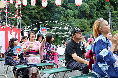 ステージイベントを楽しむ来場者