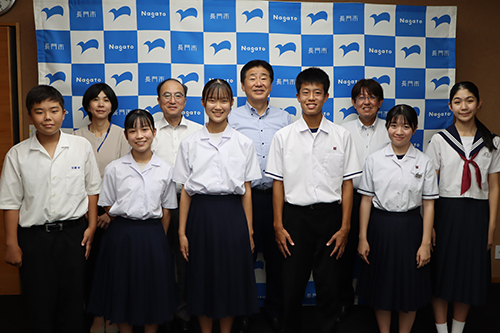 7泊8日のベトナム研修を終えた中学生らが、江原市長に報告を行いました