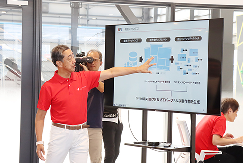 事業内容を説明するVisual Marketing株式会社土屋取締役社長