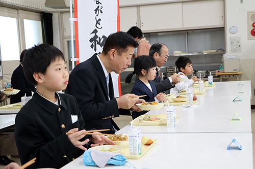 食事を楽しむ様子