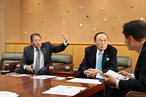 油谷津黄で、蓄電池の運用を行う予定と話す新さんと力山さん
