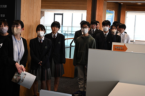 庁舎を見学してまわる様子