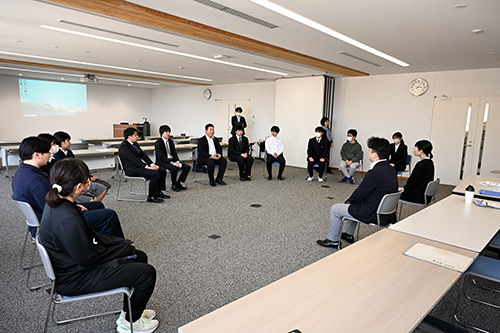 実際に働く職員を囲んで話しをする様子