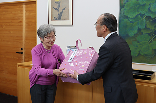 プログラム奉仕委員会の川上会長から生理用品が手渡された
