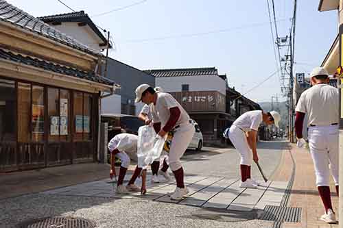 今回の清掃で仙崎にゴミが少ないことを実感したという中学生たち