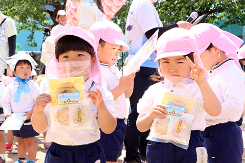 お菓子をもらった園児