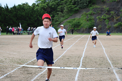 徒競走やパン食い競争など１０種目の競技が行われた