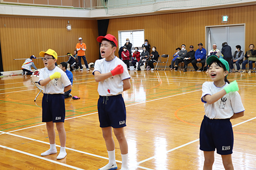 児童3人が考えた応援とダンスを披露