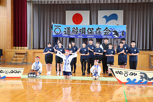 卒業生と「通鯨唄」を披露した