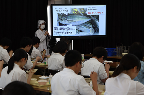 給食を食べながらアジについて学習
