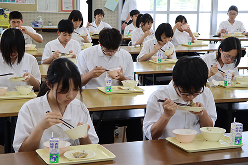 感謝を込めてアジをいただく生徒