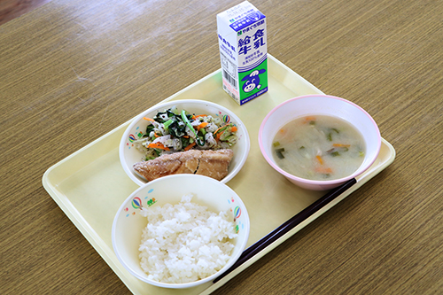 献立は仙崎トロあじの唐揚げ、ゆかり和え、じゃがいもの味噌汁