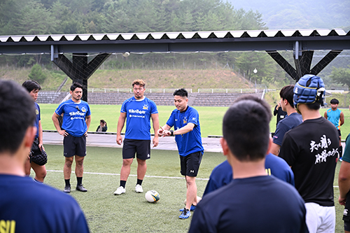大津緑洋高校ラグビー部に指導する様子