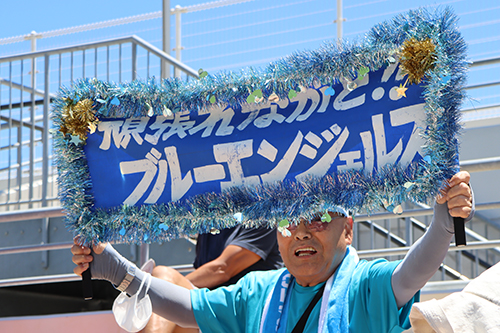 観客席から声援を送る