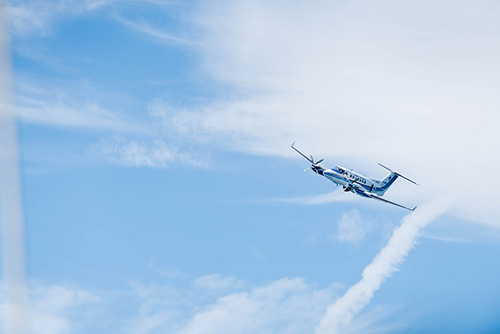 航空機「うみかもめ1号」低空飛行