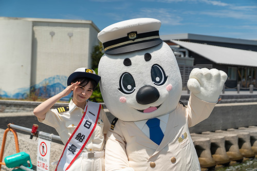 一日船長に任命された、道の駅センザキッチンの清水さん