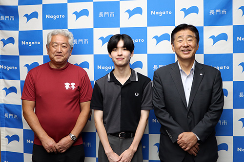 受入を行ったSD-WORLDの藤永さん（左）と市村さん（真ん中）と江原市長（右）